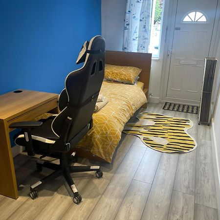 One Bedroom In Spacious Bungalow, Free Parking & Private Entrance EDI Exterior photo