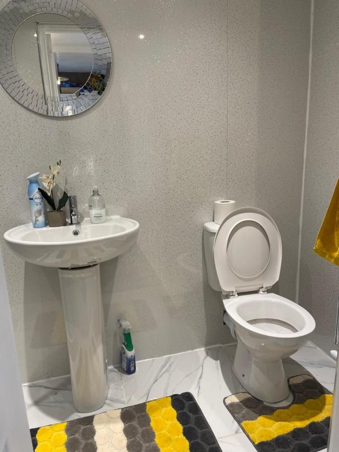 One Bedroom In Spacious Bungalow, Free Parking & Private Entrance EDI Exterior photo