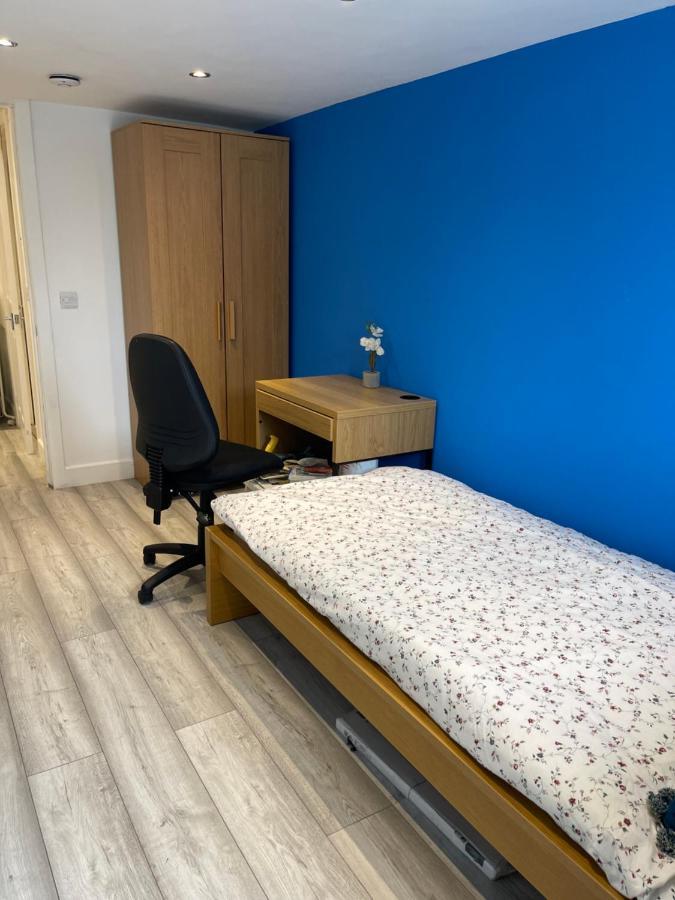 One Bedroom In Spacious Bungalow, Free Parking & Private Entrance EDI Exterior photo