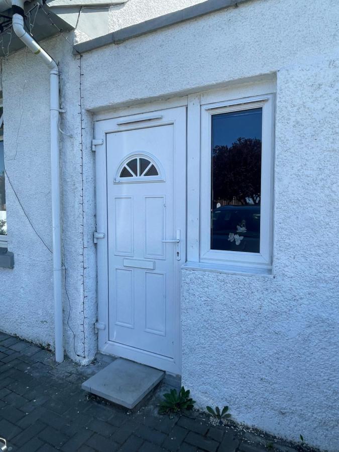 One Bedroom In Spacious Bungalow, Free Parking & Private Entrance EDI Exterior photo