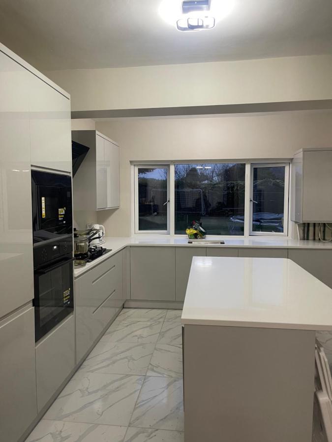 One Bedroom In Spacious Bungalow, Free Parking & Private Entrance EDI Exterior photo