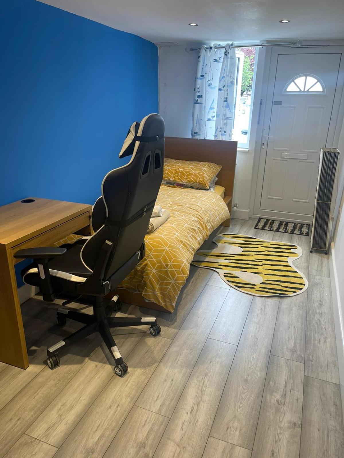 One Bedroom In Spacious Bungalow, Free Parking & Private Entrance EDI Exterior photo